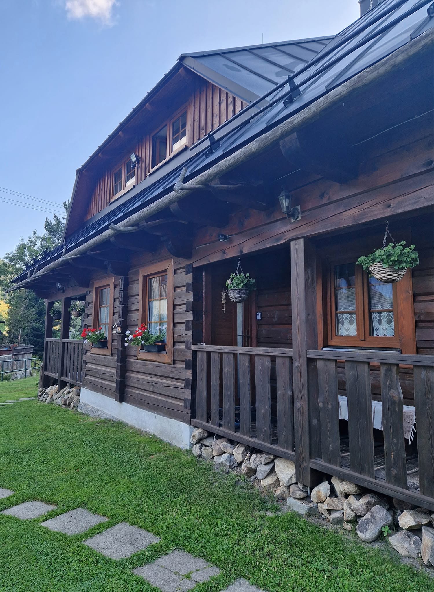 Terasa a záhrada s výhľadom na Nízke Tatry